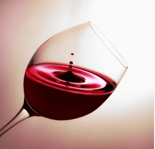 Come togliere macchie di vino dai  tessuti